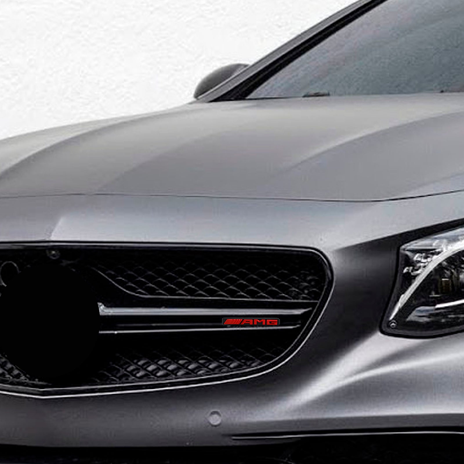 Emblema de parrilla AMG con franja vertical delantera para Mercedes-Benz, cromado, rojo y negro.