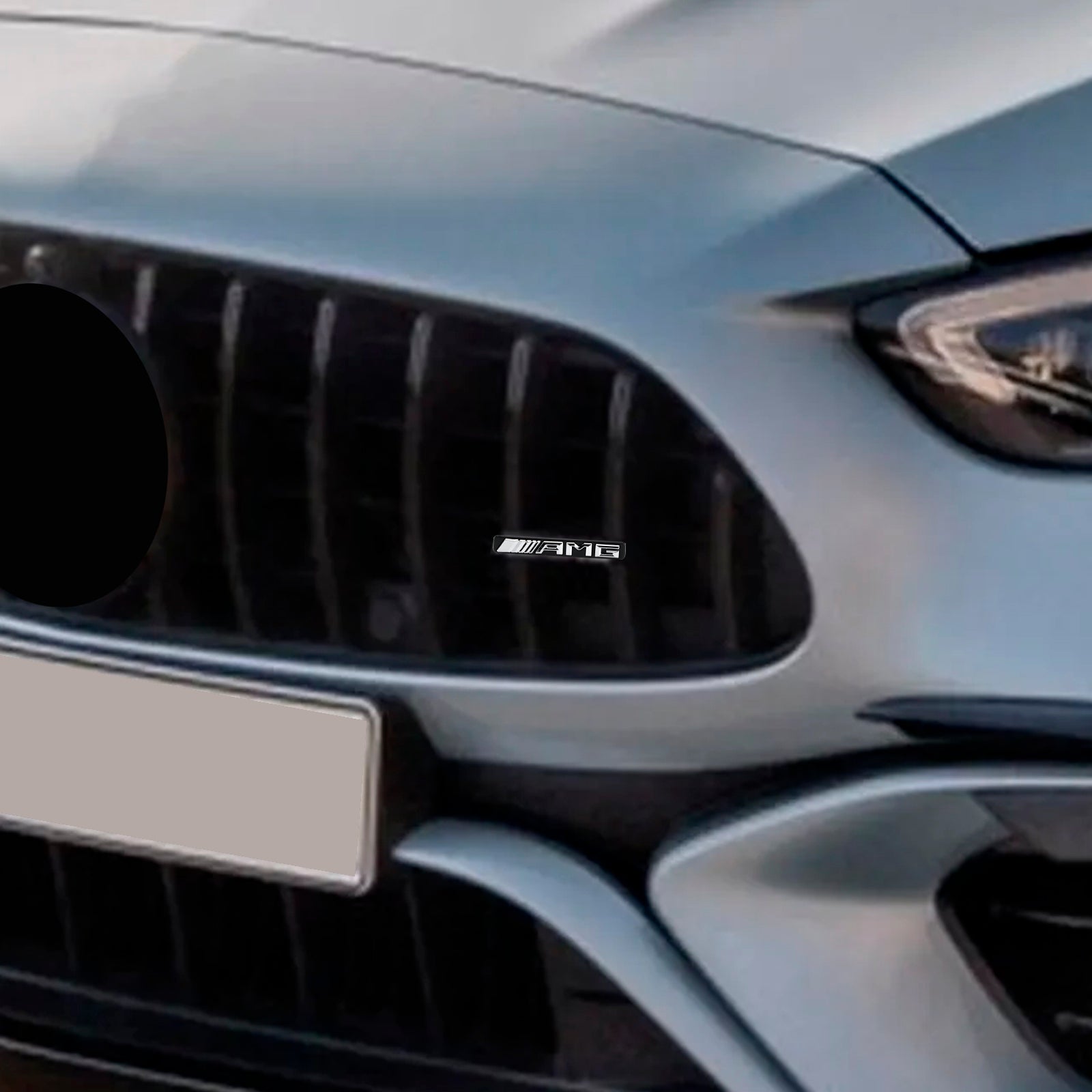 Emblema de parrilla AMG con franja vertical delantera para Mercedes-Benz, cromado, rojo y negro. - 0
